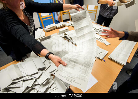 Hambourg, Allemagne. 26 mai, 2019. Assistants d'élection compter à des bulletins de vote pour les élections européennes et les élections à l'assemblée de district dans un bureau de vote. Du 23 mai au 26 mai, les citoyens de 28 États de l'Union européenne éliront un nouveau parlement. Crédit : Daniel Bockwoldt/dpa/Alamy Live News Banque D'Images