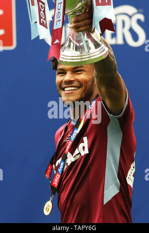 Londres, Royaume-Uni. 27 mai, 2019. Tyrone Mings (40) de Aston Villa tient le trophée play off après ses côtés victoire pendant le Sky Bet Championship Final Play Off entre Aston Villa et Derby County au stade de Wembley, Londres, le lundi 27 mai 2019. (Crédit : Tim Markland | Crédit : MI News & Sport /Alamy Live News Banque D'Images