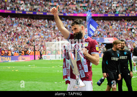 Londres, Royaume-Uni. 27 mai, 2019. Thumbs up à partir de Mile Jedinak (15) de Aston Villa pendant le match de championnat Sky Bet entre Aston Villa et Derby County au stade de Wembley, Londres, le lundi 27 mai 2019. (Crédit : Jon Hobley | MI News) Credit : MI News & Sport /Alamy Live News Banque D'Images