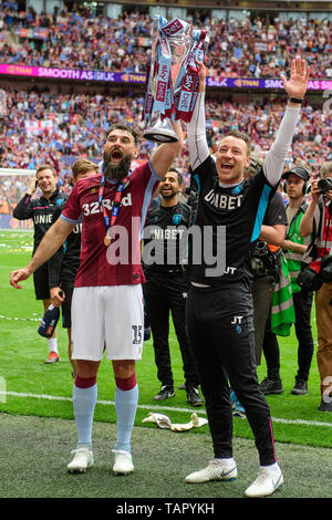 Londres, Royaume-Uni. 27 mai, 2019. Mile Jedinak (15) de Aston Villa et Aston Villa's John Terry célébrer avec le trophée au cours de la Sky Bet Championship match entre Aston Villa et Derby County au stade de Wembley, Londres, le lundi 27 mai 2019. (Crédit : Jon Hobley | MI News) Credit : MI News & Sport /Alamy Live News Banque D'Images