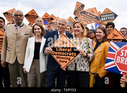 Londres, Royaume-Uni. 27 mai 2019. Vince Cable a été rejoint par des militants du parti et trois nouveaux députés à Londres pour célébrer le meilleur résultat des élections européennes dans l'histoire du parti. Présenté : Vince Cable avec les eurodéputés Dinesh Dhamija, Luisa Porritt et Irina von Wiese. Lambeth Bridge Road, London Crédit : michael melia/Alamy Live News Banque D'Images