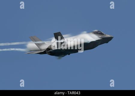 MIAMI, FLORIDE - le 26 mai : l'USAF Lockheed Martin F-35 Lightning II effectue au cours de la Hyundai Miami Beach Air & Sea Show national comme un hommage aux héros de l'Amérique le 26 mai 2019 à Miami, en Floride. Credit : mpi04/MediaPunch Banque D'Images