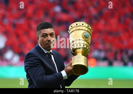 Berlin, Deutschland. 25 mai, 2019. Giovane ELBER porte le trophée, coupe, trophée, image unique, simple, demi-motif coupe la figure, la moitié de la figure. Saison 2018/19, football, DFB Pokal Dernier RB Leipzig (L) - FC Bayern Munich (M) 0-3, l'utilisation de crédit dans le monde entier | : dpa/Alamy Live News Banque D'Images