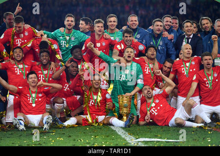 Berlin, Deutschland. 25 mai, 2019. Teamfoto, équipe, Team, photo de l'équipe, le gardien Manuel NEUER (FC Bayern Munich) avec coupe, coupe, trophée, la jubilation, la joie, l'enthousiasme, la cérémonie de remise des prix. Saison 2018/19, football, DFB Pokal Dernier RB Leipzig (L) - FC Bayern Munich (M) 0-3, l'utilisation de crédit dans le monde entier | : dpa/Alamy Live News Banque D'Images