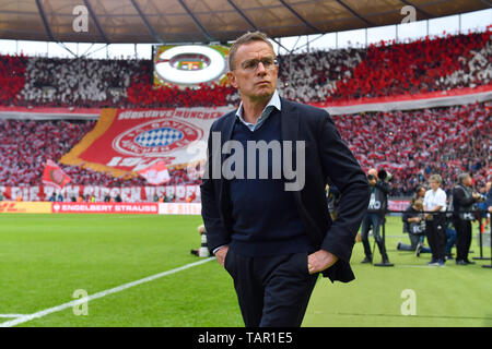 Berlin, Deutschland. 25 mai, 2019. L'entraîneur Ralf RANGNICK (L), l'image seule, seule coupe motif, la moitié de la figure, la moitié de la figure, hi : Bayern bloc ventilateur géant Bayern avec écusson, emblème du club. Saison 2018/19, football, finale de la Coupe DFB RB Leipzig (L) - FC Bayern Munich (M) 0-3, dans le Stade Olympique de Berlin le 25.05.2019. Utilisation dans le monde entier | Credit : dpa/Alamy Live News Banque D'Images