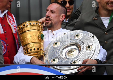 Franck Ribéry (FC Bayern Munich) avec coupe, coupe, trophée et coupe, coupe du championnat. FC Bayern sur le Munich-Meisterfeier Rathausbalkon/Marienplatz à Munich le 26.05.2019. Saison 2018/19, football, DFB Pokal Dernier RB Leipzig (L) - FC Bayern Munich (M) 0-3. Dans le monde d'utilisation | Banque D'Images