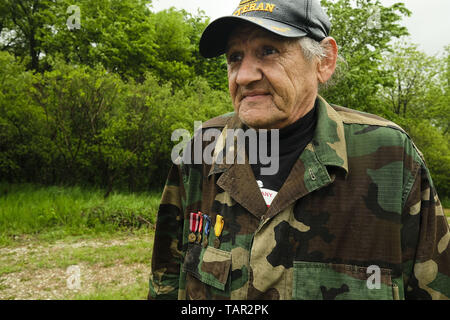 Winnebago, Nebraska, USA. 27 mai, 2019. Winnebago Tribe ancien combattant et membre de l'American Legion Post 363 La simple riz Greencrow, RANDY DE CORA (Air Force) porte ses médailles félicitations comme lui et d'autres anciens combattants tribaux forment une garde d'honneur pour commémorer les membres tribaux au cours de Memorial Day services au domaine qui comprenait deux cimetières cimetières familiaux, les Winnebagos Cimetière et le cimetière de la mission de saint Augustin, le lundi 27 mai 2019 près de Winnebago, NE. Credit : Jerry Mennenga/ZUMA/Alamy Fil Live News Banque D'Images