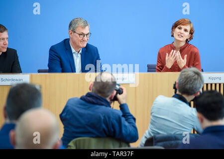 Berlin, Allemagne. 27 mai, 2019. Martin Schirdewan (l-r), Die Linke meilleur candidat pour les élections européennes, Bernd Riexinger, Président fédéral, Die Linke et Katja Kipping, Président fédéral, Die Linke sont assis devant les journalistes présents à la conférence de presse fédérale le jour après les élections du Parlement européen. Credit : Gregor Fischer/dpa/Alamy Live News Banque D'Images