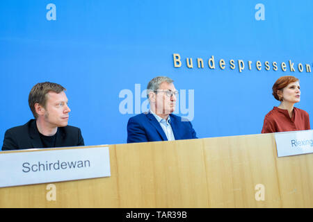 Berlin, Allemagne. 27 mai, 2019. Martin Schirdewan (l-r), Die Linke meilleur candidat pour les élections européennes, Bernd Riexinger, Président fédéral, Die Linke et Katja Kipping, Président fédéral, Die Linke sont assis devant les journalistes présents à la conférence de presse fédérale le jour après les élections du Parlement européen. Credit : Gregor Fischer/dpa/Alamy Live News Banque D'Images