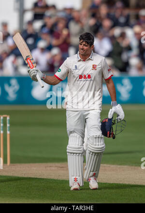 Chelmsford, Royaume-Uni. 27 mai, 2019. Alastair Cook, de l'Essex Cricket Club (à droite) célèbre son siècle au cours de match de championnat entre Specsavers County vs Essex Kent à l'Cloudfm County Ground le lundi 27 mai, 2019 à Chelmsford en Angleterre. (Usage éditorial uniquement, licence requise pour un usage commercial. Aucune utilisation de pari, de jeux ou d'un seul club/ligue/dvd publications.) Crédit : Taka G Wu/Alamy Live News Banque D'Images