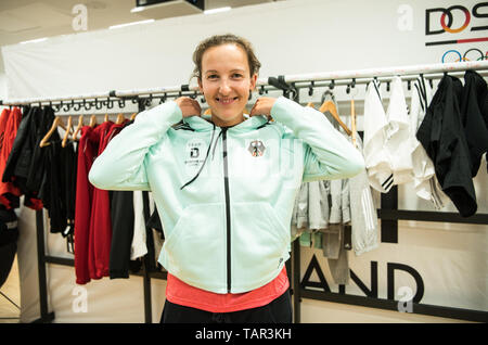 27 mai 2019, Hessen, Frankfurt/Main : Elena Richter, tir à l'arc, lui met sa veste dans l'armoire. La Fédération allemande de sport olympique (DOSB) est l'envoi de 149 athlètes à Minsk/Bélarus pour la deuxième édition des Jeux (21 au 30 juin 2019). Les athlètes seront équipés de vêtements de l'équipe officielle. Photo : Andreas Arnold/dpa Banque D'Images