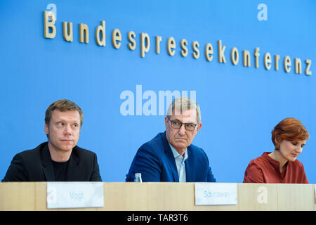 Berlin, Allemagne. 27 mai, 2019. Martin Schirdewan (l-r), Die Linke meilleur candidat pour les élections européennes, Bernd Riexinger, Président fédéral, Die Linke et Katja Kipping, Président fédéral, Die Linke sont assis devant les journalistes présents à la conférence de presse fédérale le jour après les élections du Parlement européen. Credit : Gregor Fischer/dpa/Alamy Live News Banque D'Images