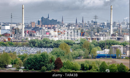 Hambourg, Allemagne. 06 mai, 2019. Vue panoramique du terminal des conteneurs Altenwerder dans le nord-est de l'emprise sur les installations portuaires et les zones de stationnement à la centre-ville de Hambourg avec l'Elbphilharmonie. Photo : Markus Scholz/dpa/Alamy Live News Banque D'Images