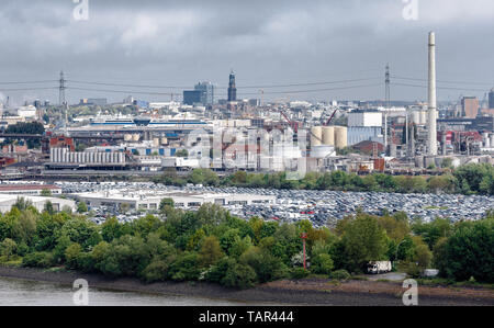 Hambourg, Allemagne. 06 mai, 2019. Vue panoramique du terminal des conteneurs Altenwerder dans le nord-est de l'emprise sur les installations portuaires et les zones de stationnement à la centre-ville de Hambourg avec l'Elbphilharmonie. Photo : Markus Scholz/dpa/Alamy Live News Banque D'Images