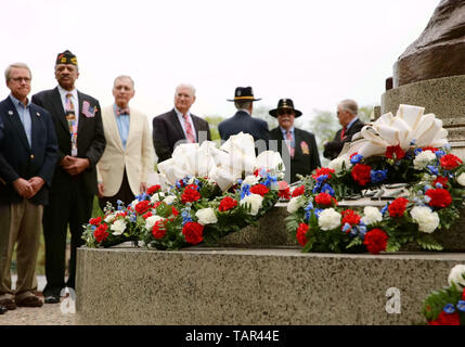 Chicago, USA. 27 mai, 2019. Anciens combattants militaires, membres des forces de l'ordre et d'autres dirigeants communautaires assister à une cérémonie de dépôt de Memorial Day à Chicago, États-Unis, le 27 mai 2019. Credit : Wang Ping/Xinhua/Alamy Live News Banque D'Images