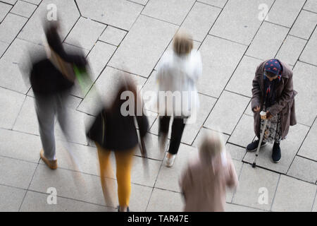 Hambourg, Allemagne. 21 mai, 2019. Une vieille femme se tient juste en face de l'entrée de l'Europapassage et implore. Vitesse d'obturation (Dépannage) Crédit : Christian Charisius/dpa/Alamy Live News Banque D'Images