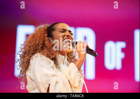 Liverpool, Royaume-Uni. 27 mai 2019. British girl group, et de l'ancien facteur de X à l'investiture, de quatre diamants, effectuer comme support pour Rita Ora lors de sa tournée "Phoenix", du Liverpool M&S Bank Arena. Yasmin est illustrée d'un balai. Crédit : Paul Warburton/Alamy Live News Banque D'Images