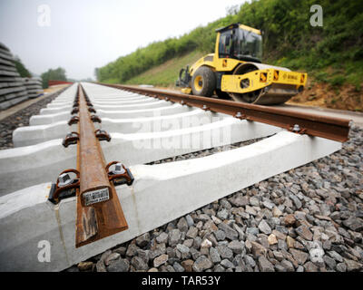 Duisburg, Allemagne. 20 mai, 2019. De nouveaux rails sont posés sur une ancienne ligne de chemin de fer en Hahnenfurt entre Wuppertal et Mettmann. L'alliance des 'Pro-Rail' et l'Association des entreprises de transport allemandes (VDV) est venu à la conclusion dans une étude que de plus en plus de lignes de chemin de fer désaffectées sont réactivés. Credit : Roland Weihrauch/dpa/Alamy Live News Banque D'Images