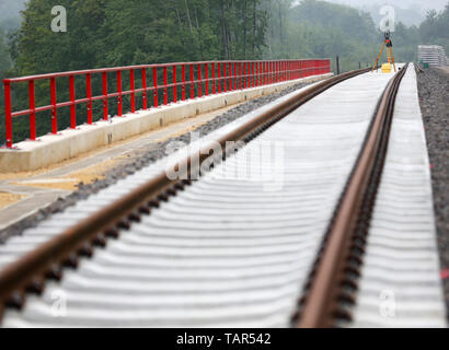 Duisburg, Allemagne. 20 mai, 2019. De nouveaux rails sont posés sur une ancienne ligne de chemin de fer en Hahnenfurt entre Wuppertal et Mettmann. L'alliance des 'Pro-Rail' et l'Association des entreprises de transport allemandes (VDV) est venu à la conclusion dans une étude que de plus en plus de lignes de chemin de fer désaffectées sont réactivés. Credit : Roland Weihrauch/dpa/Alamy Live News Banque D'Images