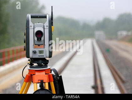 Duisburg, Allemagne. 20 mai, 2019. De nouveaux rails sont posés sur une ancienne ligne de chemin de fer en Hahnenfurt entre Wuppertal et Mettmann. L'alliance des 'Pro-Rail' et l'Association des entreprises de transport allemandes (VDV) est venu à la conclusion dans une étude que de plus en plus de lignes de chemin de fer désaffectées sont réactivés. Credit : Roland Weihrauch/dpa/Alamy Live News Banque D'Images