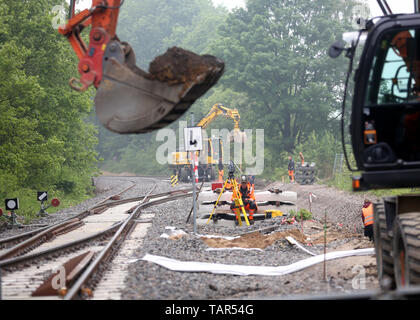 Duisburg, Allemagne. 20 mai, 2019. De nouveaux rails sont posés sur une ancienne ligne de chemin de fer en Hahnenfurt entre Wuppertal et Mettmann. L'alliance des 'Pro-Rail' et l'Association des entreprises de transport allemandes (VDV) est venu à la conclusion dans une étude que de plus en plus de lignes de chemin de fer désaffectées sont réactivés. Credit : Roland Weihrauch/dpa/Alamy Live News Banque D'Images