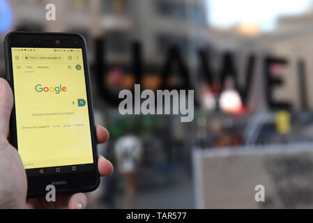 Madrid, Espagne. 27 mai, 2019. Sur cette photo, l'illustration la main d'un homme vu la tenue d'un Huawei smartphone avec le moteur de recherche Google homepage en dehors d'un nouveau magasin de Huawei à Madrid. Crédit : John Milner SOPA/Images/ZUMA/Alamy Fil Live News Banque D'Images