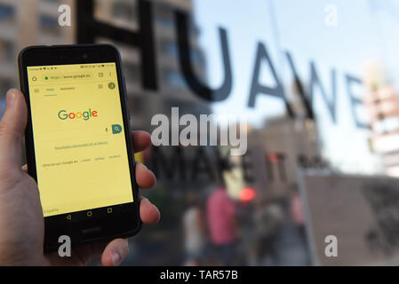 Madrid, Espagne. 27 mai, 2019. Sur cette photo, l'illustration la main d'un homme vu la tenue d'un Huawei smartphone avec le moteur de recherche Google homepage en dehors d'un nouveau magasin de Huawei à Madrid. Crédit : John Milner SOPA/Images/ZUMA/Alamy Fil Live News Banque D'Images