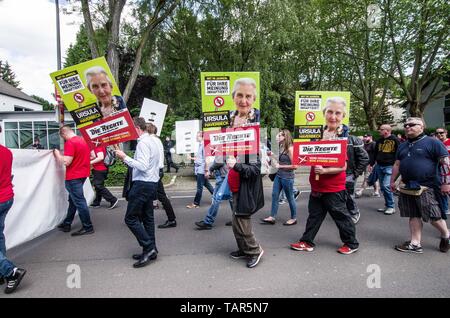 Dortmund, Nordrhein Westfalen, Allemagne. 25 mai, 2019. Néonazis à Dortmund, Allemagne, exprimant son appui à leur incarcération négationniste Ursula Haverbeck. Avant les élections européennes, le parti néonazie Die Rechte (droite) a organisé un rassemblement dans la ville allemande de Dortmund pour promouvoir leur candidat, l'incarcération négationniste Ursula Haverbeck. La manifestation et mars ont été organisées par l'éminent homme politique locale et militante néonazie Michael Brueck (Michael BrÃ¼ck) qui a fait appel à l'aide de néonazis allemands non seulement, mais aussi l'aide du russe, bulgare, hongrois, Banque D'Images