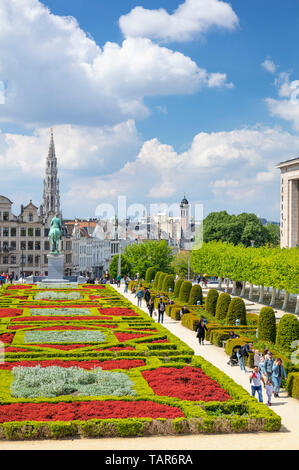 Les gens d'errer dans les jardins du Mont des Arts Jardin Kunstberg eu Europe Belgique Bruxelles Banque D'Images