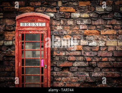 Image représentant la Grande-Bretagne Brexit cassée d'un vieux téléphone rouge Peeling fort contre un mur de brique rouge grunge With Copy Space Banque D'Images