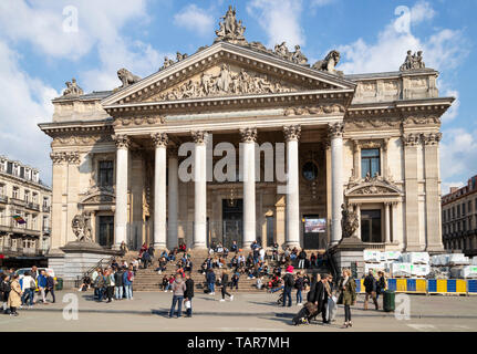 Peolple sur les marches à l'extérieur de la Bourse de Bruxelles Bruxelles Bourse de Bruxelles Place de la Bourse Bruxelles Belgique eu Europe Banque D'Images