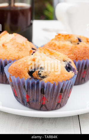 Muffins aux bleuets et le café l'après-midi dans le jardin Banque D'Images