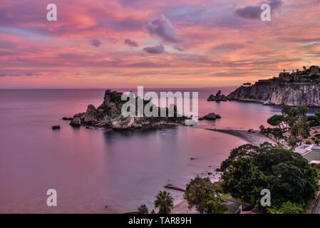 Ciel en feu sur la mer, à l'Isola Bella, Taormina. Banque D'Images