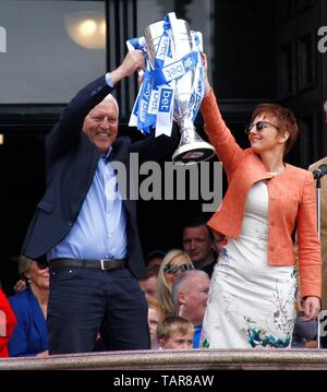 Wirral,UK 27 mai 2019 Tranmere Rovers retour aux célébrations à Birkenhead mairie pour célébrer la promotion des équipes de ligue 1 Ian crédit Fairbrother/Alamy Stock Photos Banque D'Images