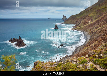 Plage Benijo Benijo avec Rock et Roques de Anaga en distance, Tenerife, Espagne. Banque D'Images