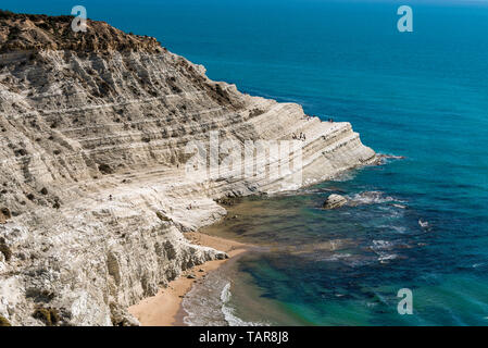 Seascape image de la Scala dei Turchi, un énorme rocher calcaire à côté de la plage d'Agrigente, Sicile Banque D'Images