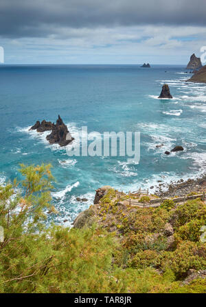 Plage Benijo Benijo avec Rock et Roques de Anaga en distance, Tenerife, Espagne. Banque D'Images