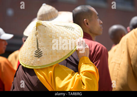 Le moine bouddhiste portant chapeau de paille, des rizières de pêche chinois chapeau en forme de cône avec le bambou ou paille, coolie Hat Banque D'Images
