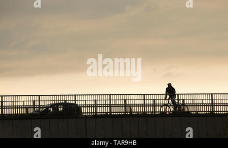 Un cycliste et voiture en traversant le pont à pont de ferry dans la soirée en mai. Pont transbordeur est au début de la chaussée qui mène à l'île de Po Banque D'Images