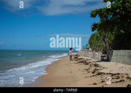 Vendeur marche sur la plage. Banque D'Images