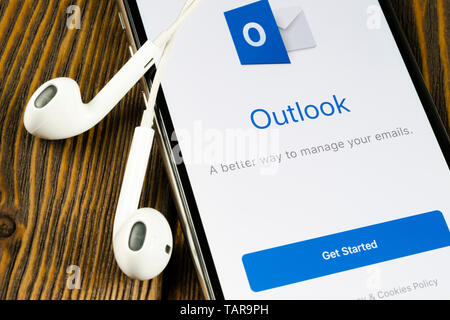 Helsinki, Finlande, le 4 mai 2019 : Microsoft Outlook office l'icône de l'application sur Apple iPhone écran X close-up. Icône de l'application Microsoft Outlook. Hors Microsoft Banque D'Images