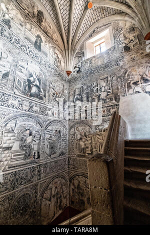 Escalier peint en noir et blanc dans les peintures murales du Temple de San Nicolas de Tolentino et Ex-Monastery à Actopan, Hidalgo, Mexique. L'église coloniale et le couvent a été construit en 1546 et combine des éléments architecturaux de la romantique, gothique et renaissance. Banque D'Images