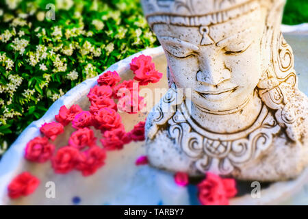 Brahma statue dans un jardin. Banque D'Images