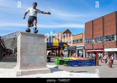 Joueur de Duncan Edwards statue en place du marché, Dudley, West Midlands, England, United Kingdom Banque D'Images