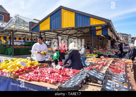 Étal de fruits en marché, Dudley, West Midlands, England, United Kingdom Banque D'Images