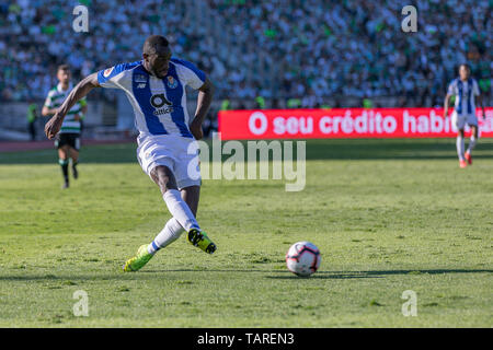 Le 25 mai 2019. Oeiras, Portugal. Avant de Porto du Mali Moussa Marega (11) en action pendant le match Sporting CP vs FC Porto © Alexandre de Sousa/Alamy Live News Banque D'Images