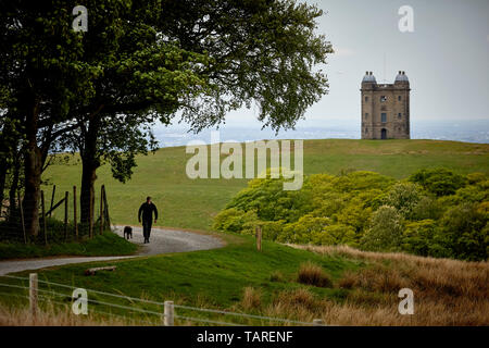 Lyme Park domaine situé au sud de Disley, Cheshire, ancien relais de chasse la cage sur le coteau Banque D'Images