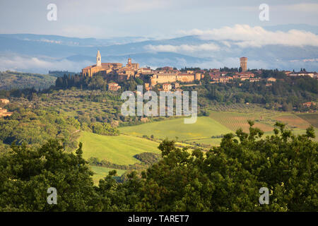 Vue sur colline en ville de Pienza Pienza, brume matinale, la province de Sienne, Toscane, Italie, Europe Banque D'Images