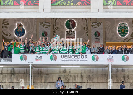 Le 25 mai 2019. Oeiras, Portugal. Les joueurs sportifs célébrer après avoir remporté la Coupe du Portugal pendant le jeu Sporting CP vs FC Porto © Alexandre de Sousa/Alamy Live News Banque D'Images