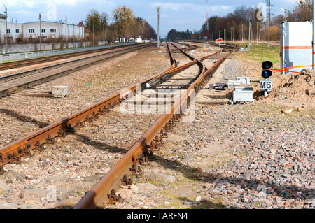 Dans la distance qui s'étend de fer, rails en trois rangées Banque D'Images